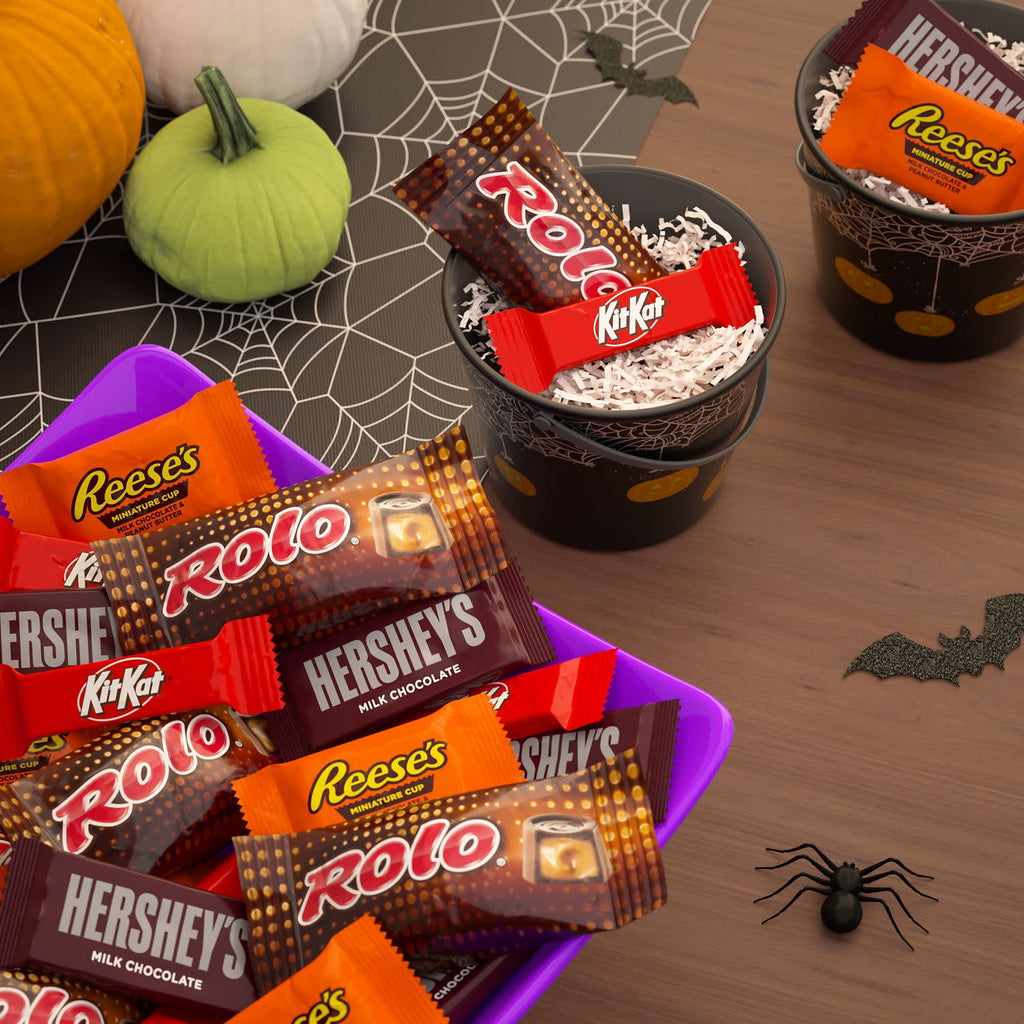 Hershey Assorted Chocolate, Halloween Candy Variety Bag, 8.76 oz (30 Pieces)