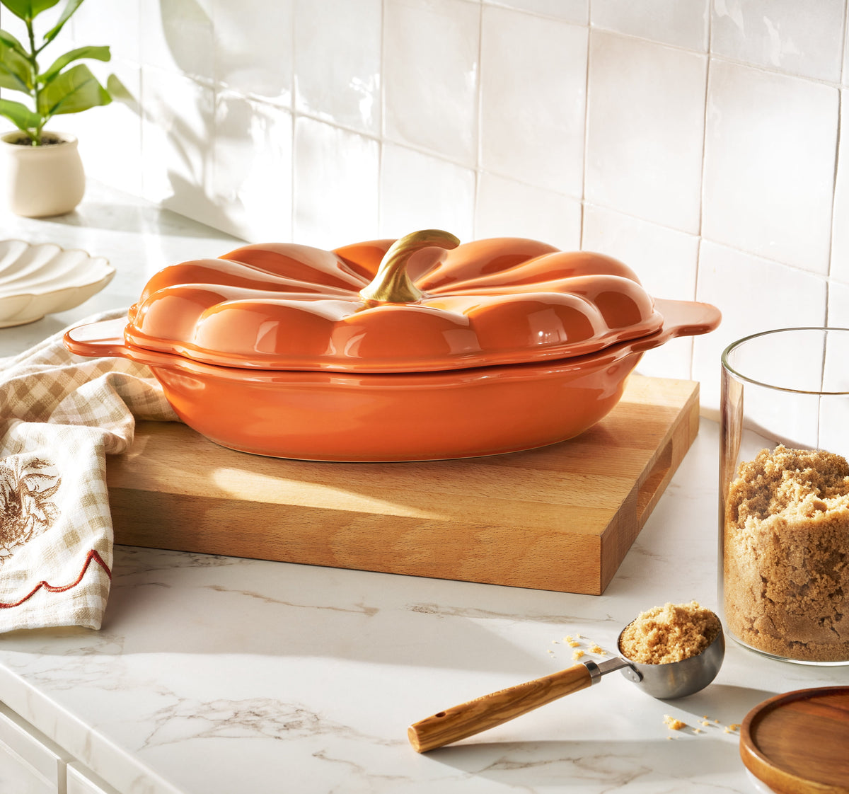 The Pioneer Woman 3-Quart Oval Pumpkin Stoneware Baker with Lid, Linen