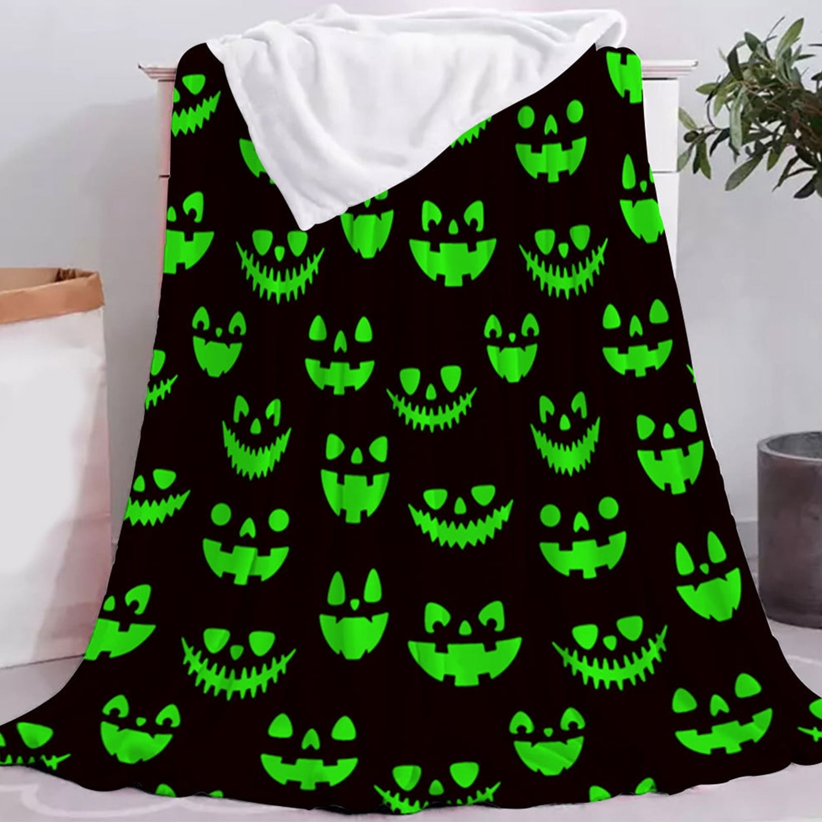 Pink Halloween Throw Blanket for Couch Fleece Halloween Decorations Throw Blankets Lightweight Soft Plush Big Throws and Blankets with Funny Ghost,30x40in