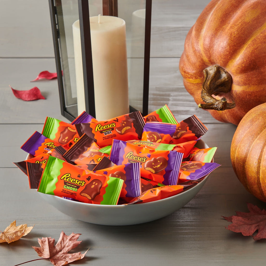 REESE'S Assorted Milk Chocolate Snack Size Peanut Butter Shapes, Halloween Candy Jumbo Bag, 14.4 oz