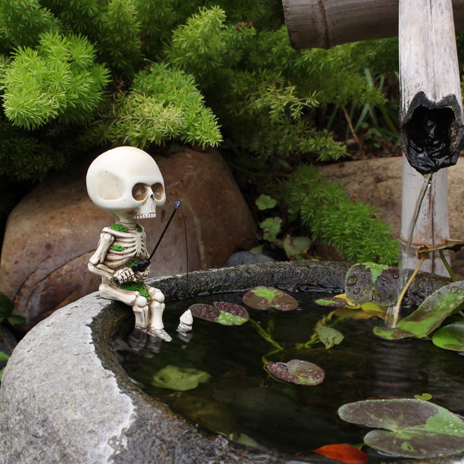 Darzheoy Halloween Fishing Skeleton Garden Accessory, Mini Skeleton Figurines Statue Decor Pond Waterfalls Gothic Home Office Desk Holiday Ornament