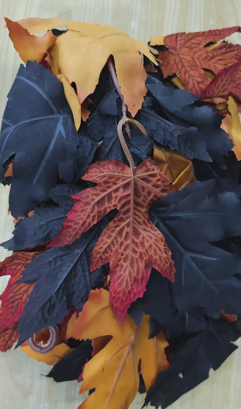 Inerposs Halloween Leaf Garland, Artificial Maple Leaf Rattan Garland, Autumn Decor for Halloween Party, Decorative Hanging Leaf Garland for Indoor and Outdoor Use