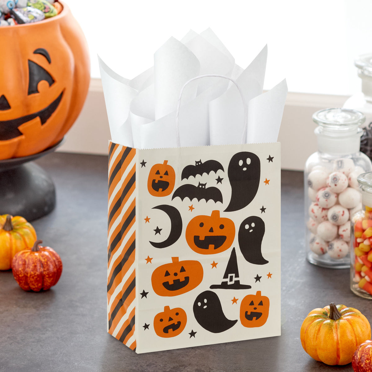 Hallmark Medium Halloween Gift Bag (Pumpkins, Ghosts and Bats), 1 Count