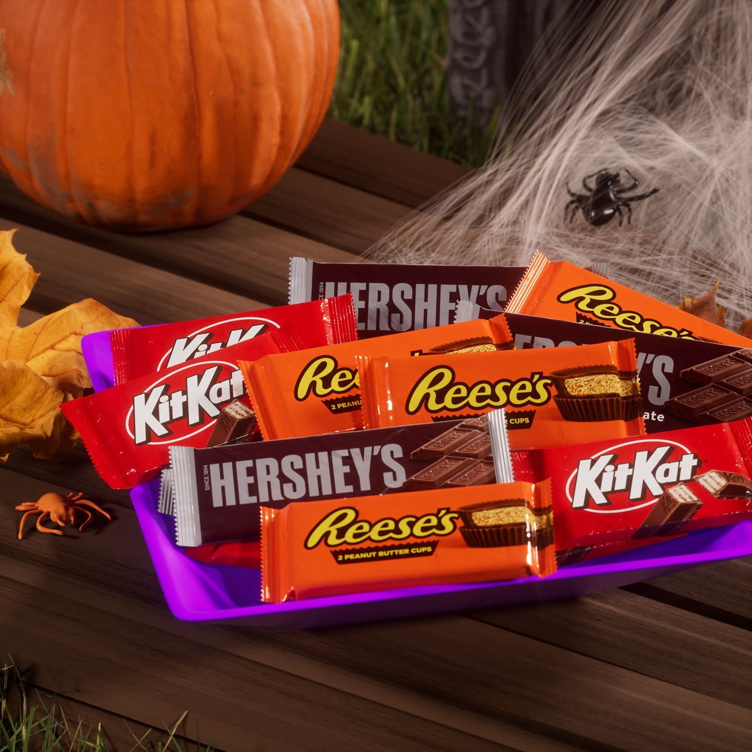 Hershey's, Kit Kat and Reese's Assorted Milk Chocolate, Halloween Candy Bulk Box, 27.3 oz (18 Count)