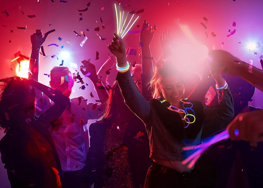 Ayieyill 100pcs Glow Sticks Bulk Party Pack 8" Halloween Glow Sticks for Kids Glow in The Dark Party Supplies