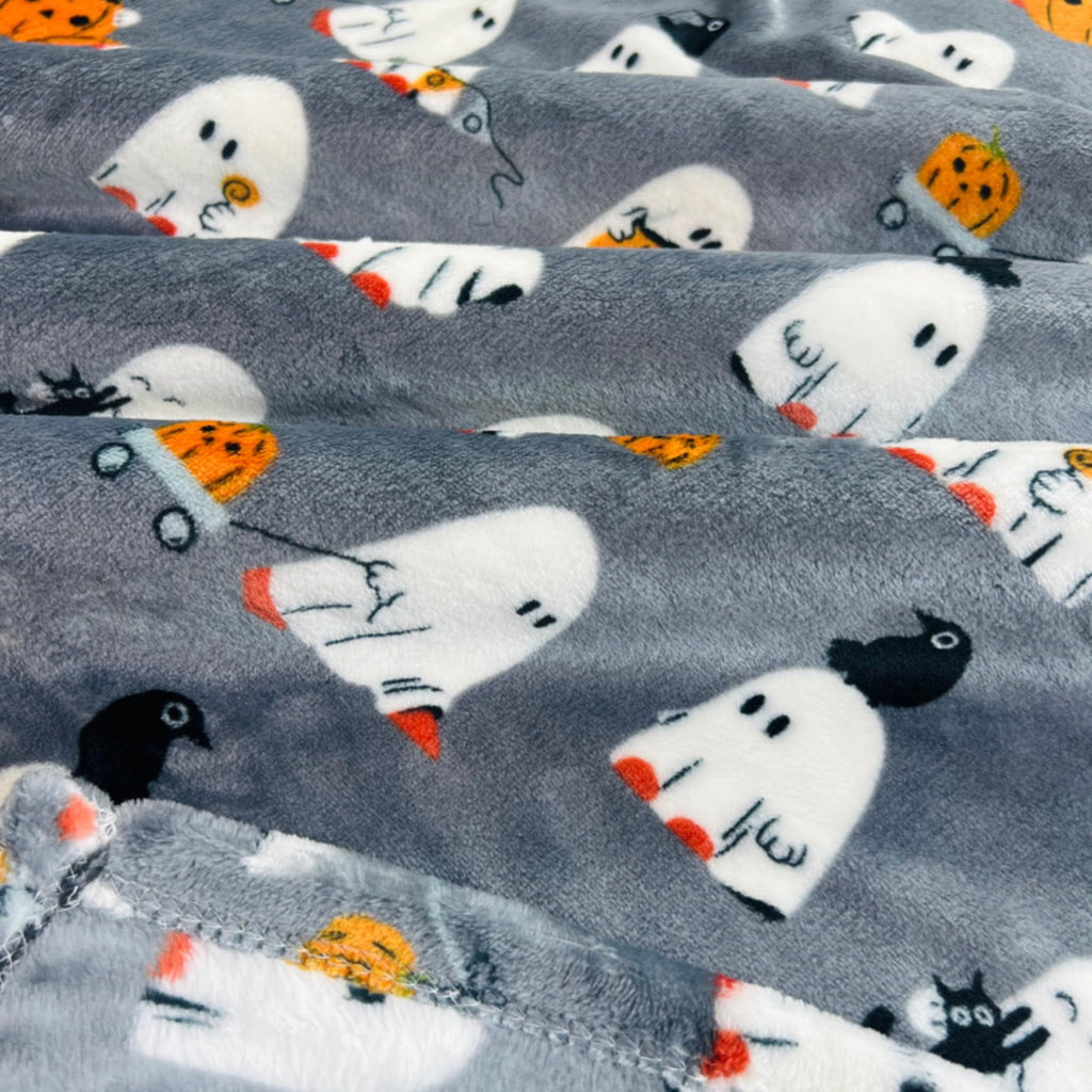 Serafina Home Halloween Throw Blanket: Fuzzy Boo! Jack O'Lantern Spider Webs Skull and Black Cats Print on Velvet Fleece for Sofa Bed Couch Chair Dorm