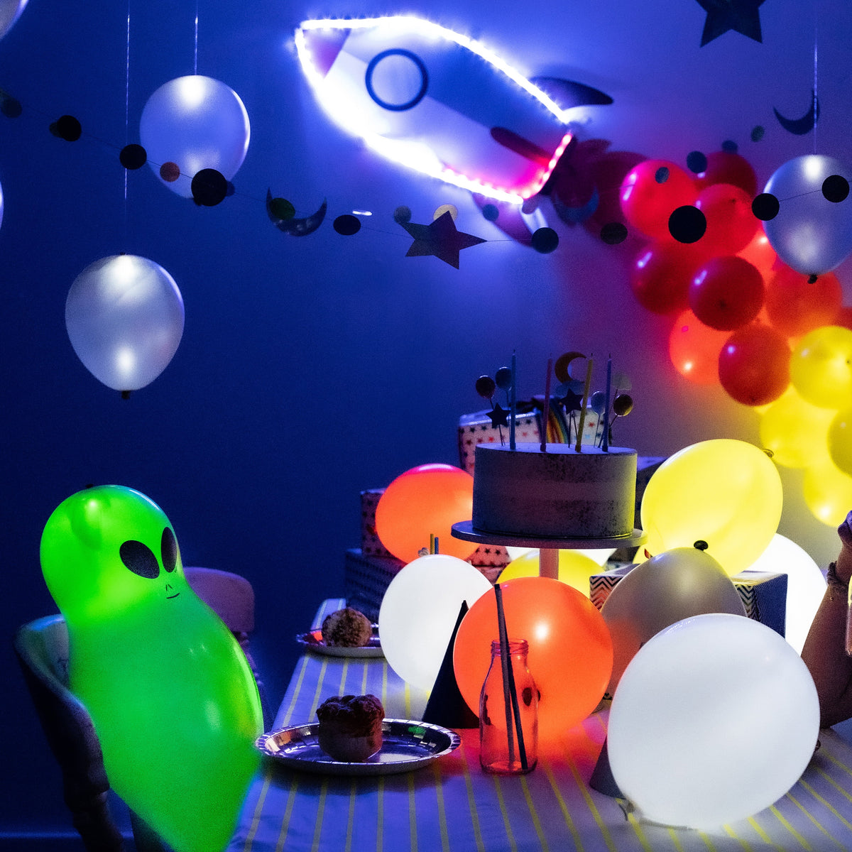 illooms LED Light-Up Latex Alien Party Balloons, Green, 5 pack