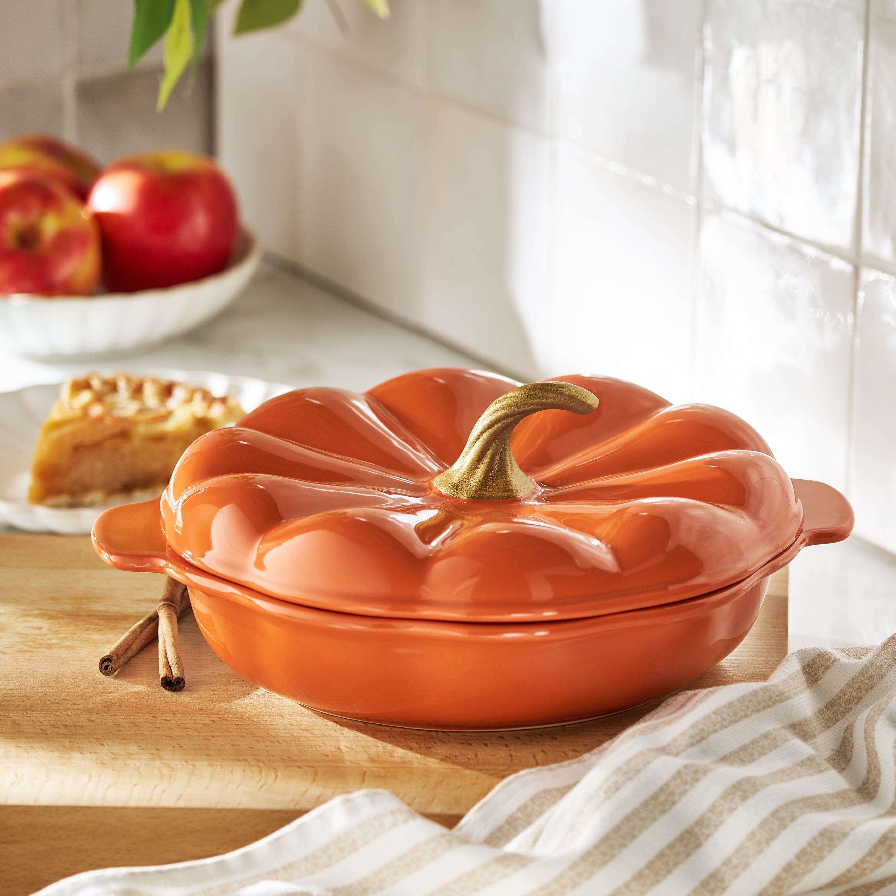 The Pioneer Woman Pumpkin Stoneware 10" Pie Dish with Lid, Linen