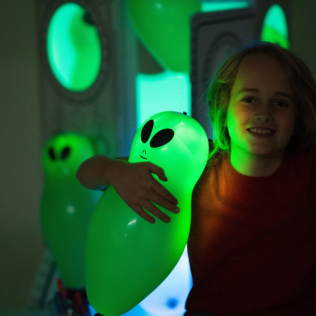 illooms LED Light-Up Latex Alien Party Balloons, Green, 5 pack