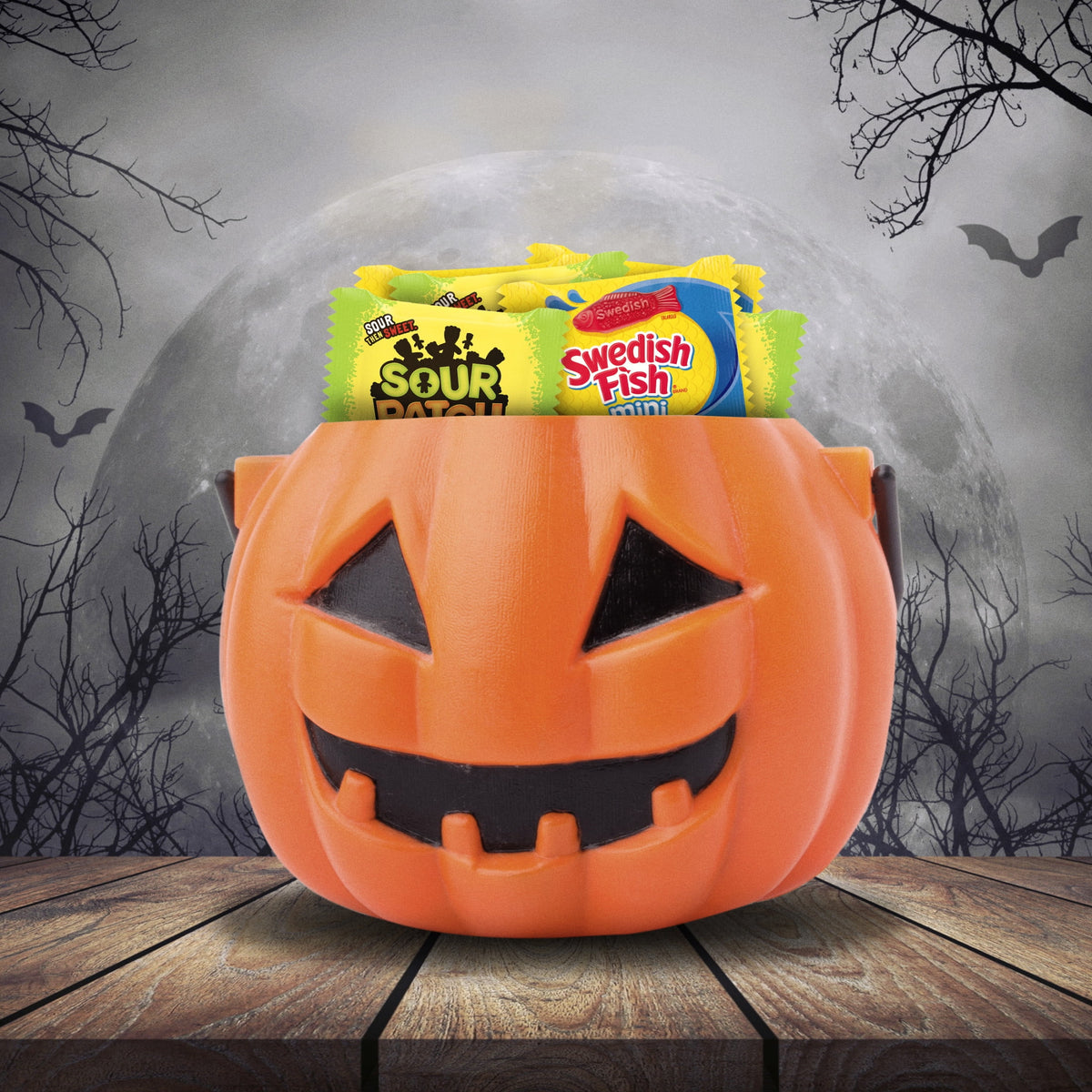 SOUR PATCH KIDS & SWEDISH FISH Mini Halloween Candy Variety Pack, 22 Trick or Treat Bags