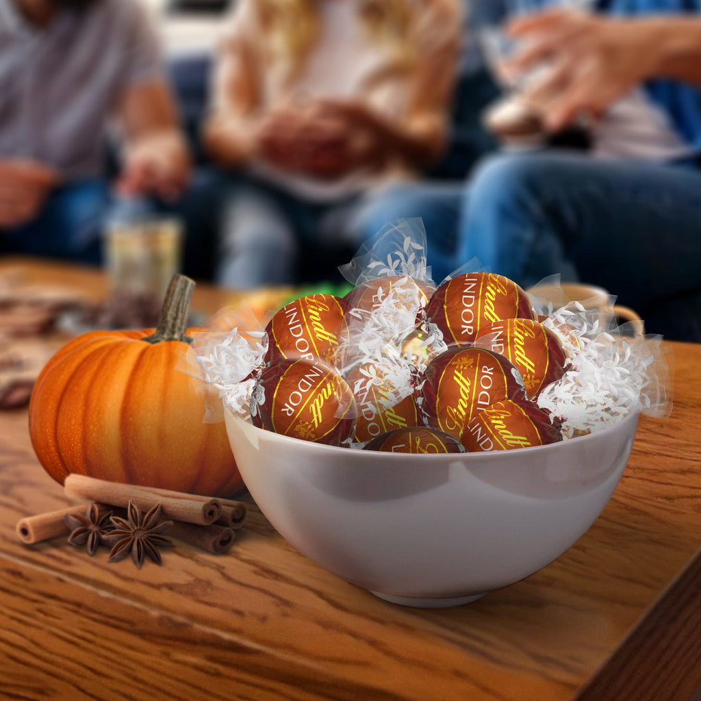 Lindt LINDOR Fall Pumpkin Spice Milk Chocolate Candy Truffles, 5.1 oz. Bag