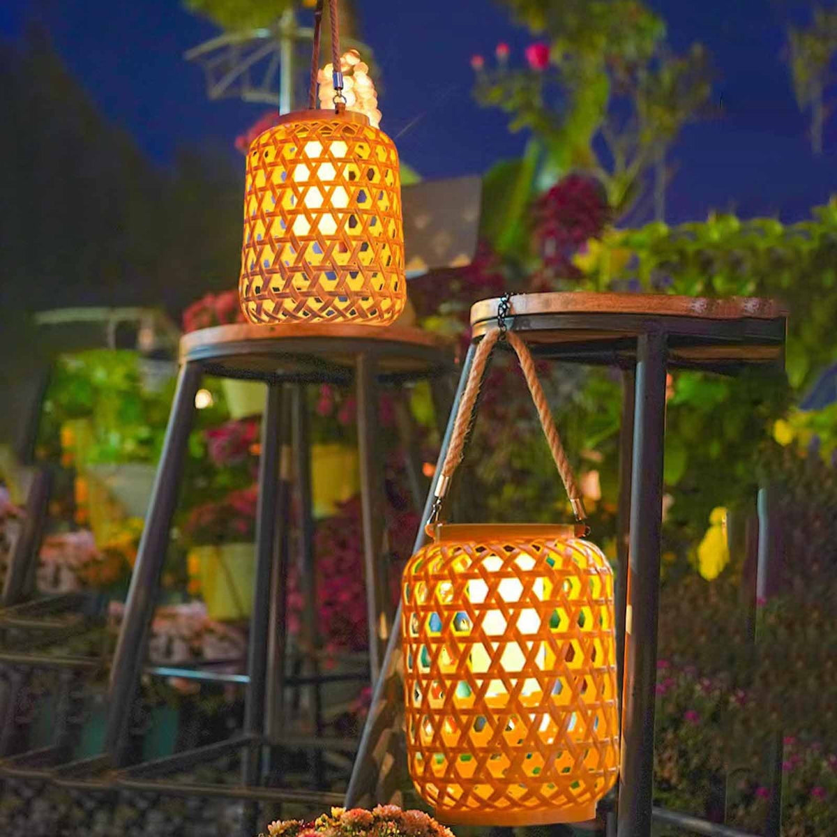 Solar Lanterns Outdoor Hanging Lights, IP65 Waterproof LED Solar Garden Light, Vintage Hollow Design, Automatic On/Off, Perfect for Patio, Garden, Porch and Yard Decoration