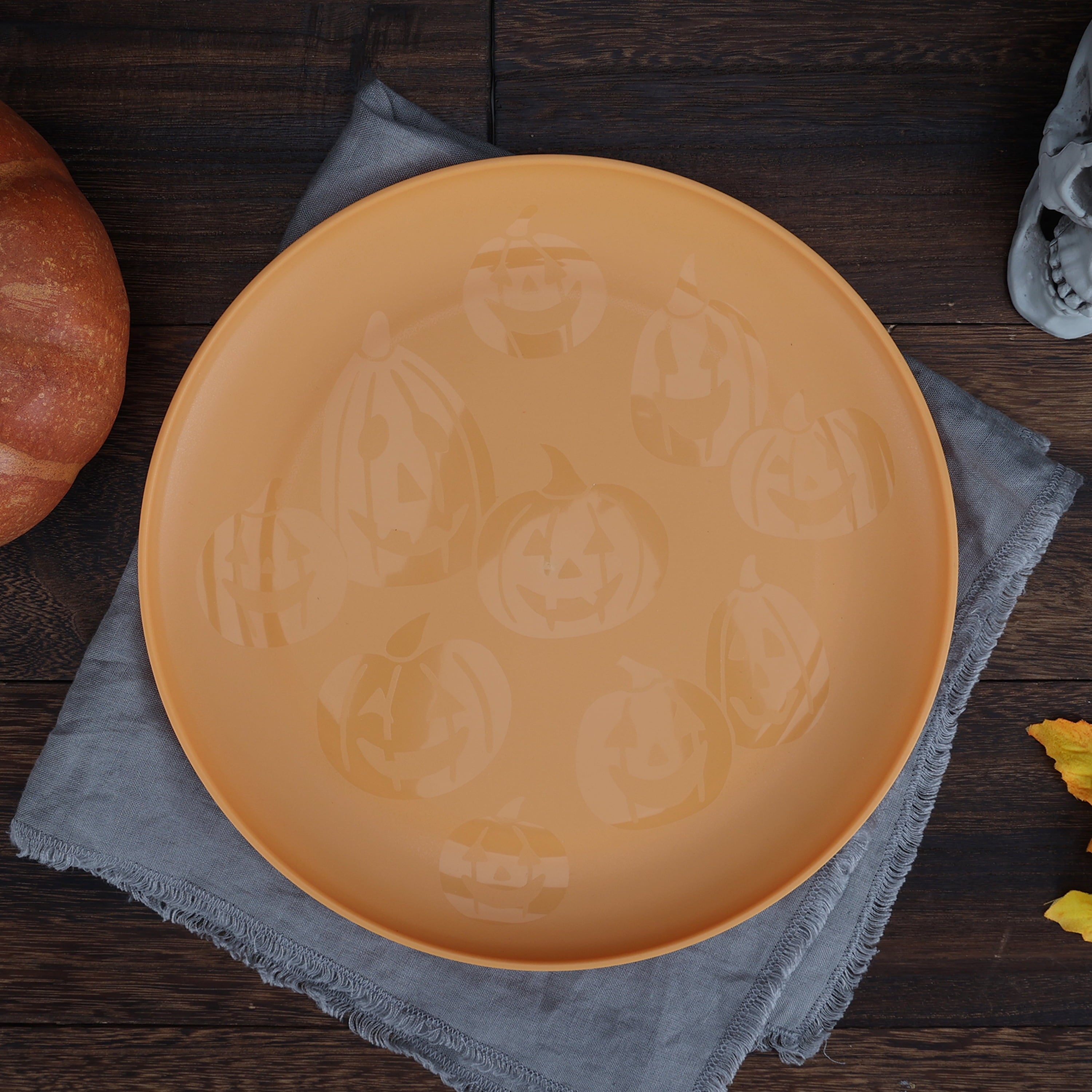 Mainstays 10.5 in Round Plastic Halloween Bats Dinner Plate, Black